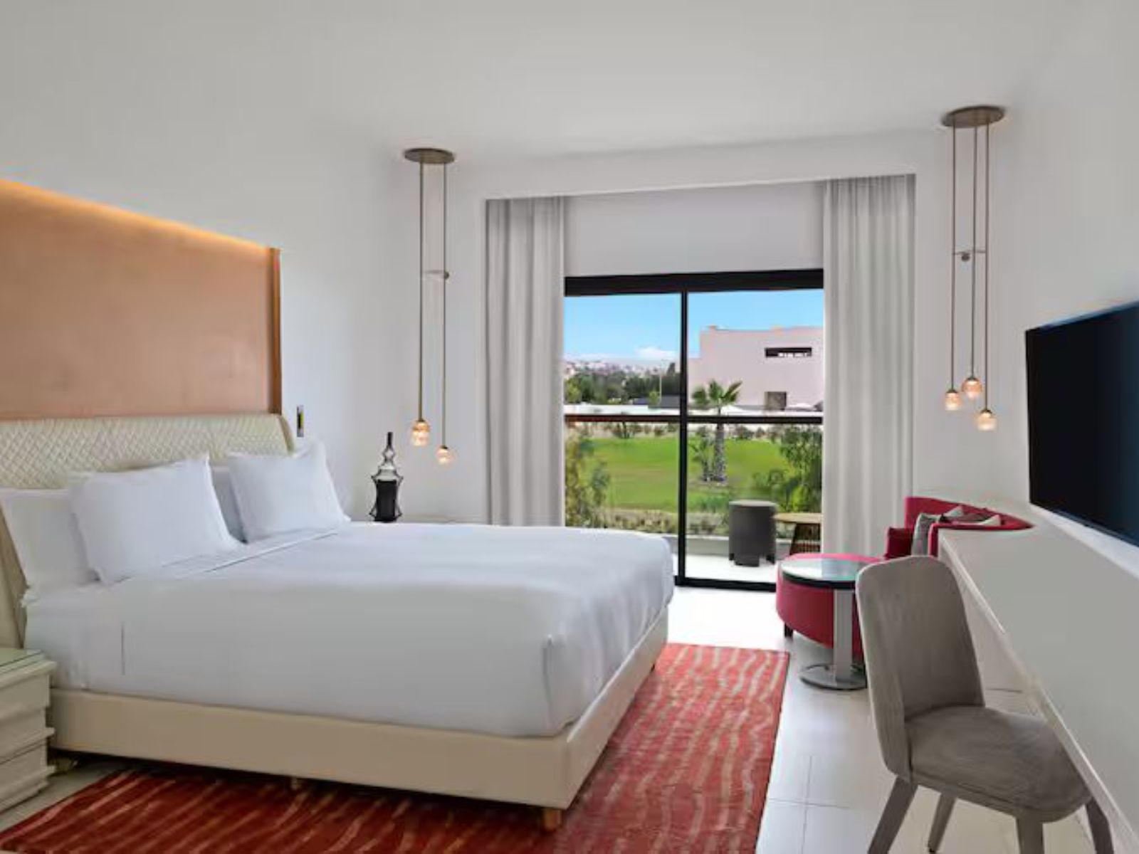 Rondreis Marokko, Taghazout Bay, Hilton Bay Beach Resort & Spa, king guest room, double beds kameroverzicht
